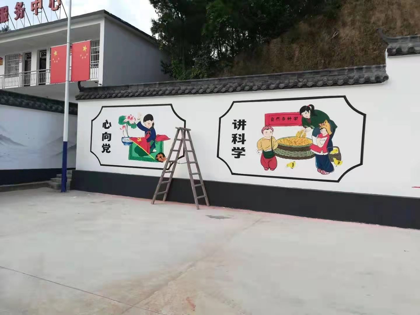 新郑马路边围墙贴着墙体喷绘广告，路过的都能看见这广告。