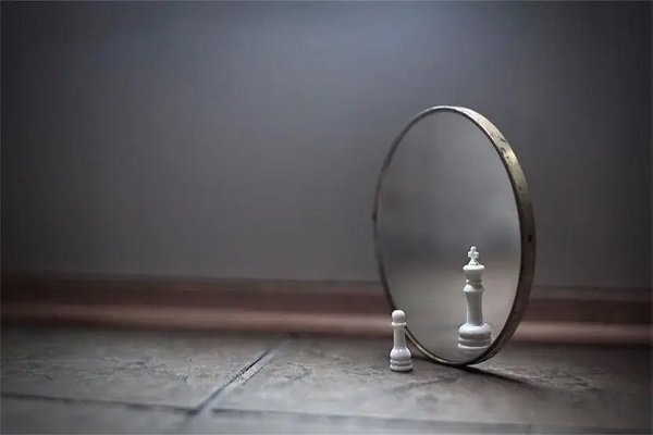 真人比镜子里的丑吗 为什么晚上不能照镜子