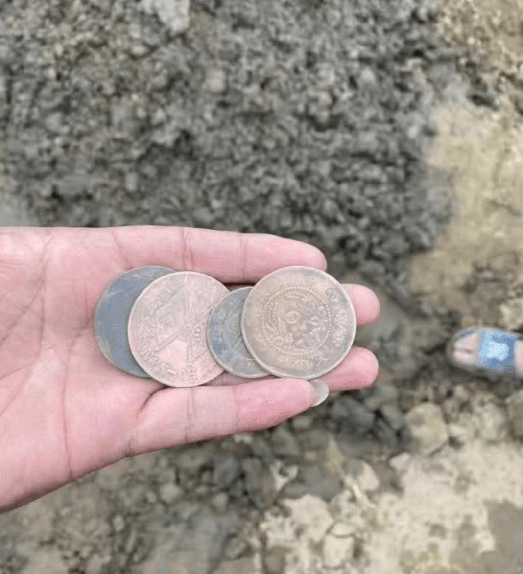 开封河滩发现古币大量市民寻宝 印有光绪字样